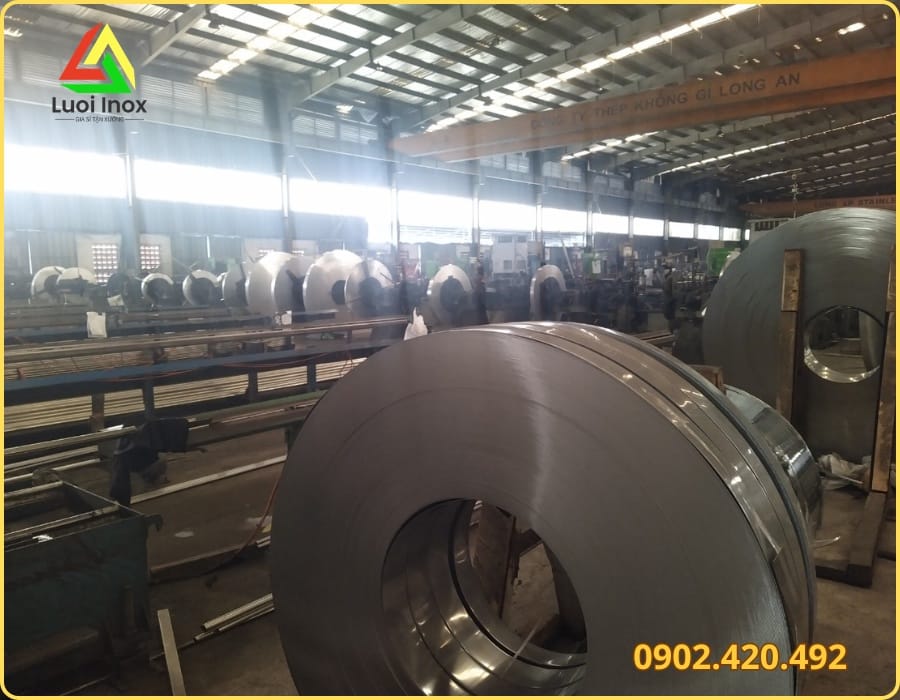 Yếu tố ảnh hưởng giá tấm inox gồm mác thép, độ dày và biến động nguyên liệu