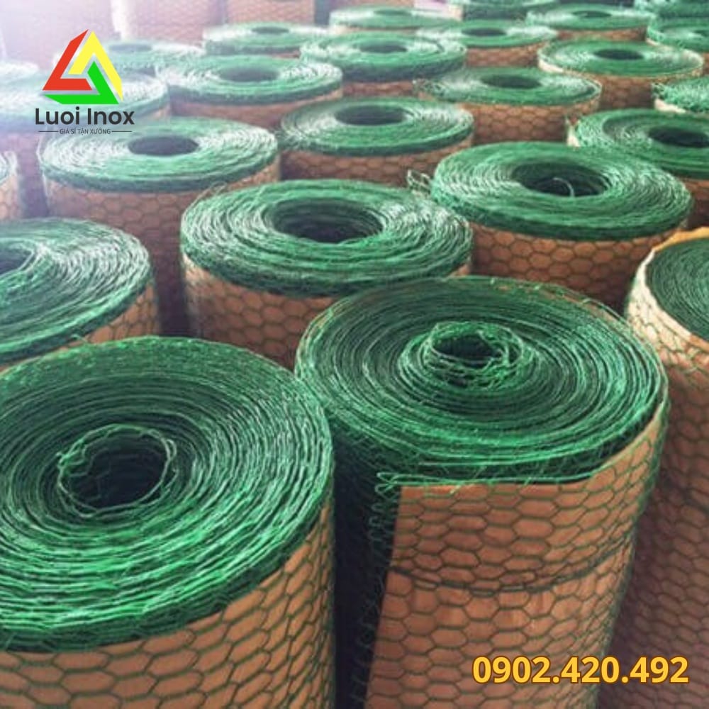 Cận cảnh lõi thép đan xoắn hai vòng của lưới mắt cáo trước khi nhúng phủ PVC