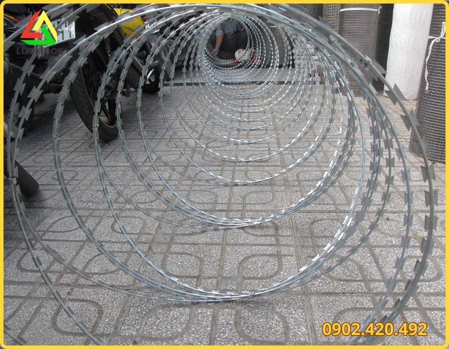 So sánh dây thép gai dạng xoắn và dây thép gai hình dao theo quy cách cuộn