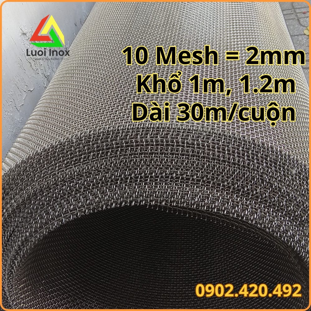 Cận cảnh ô lưới inox 2mm cầm thước đo đối chiếu với đơn vị mesh chuẩn