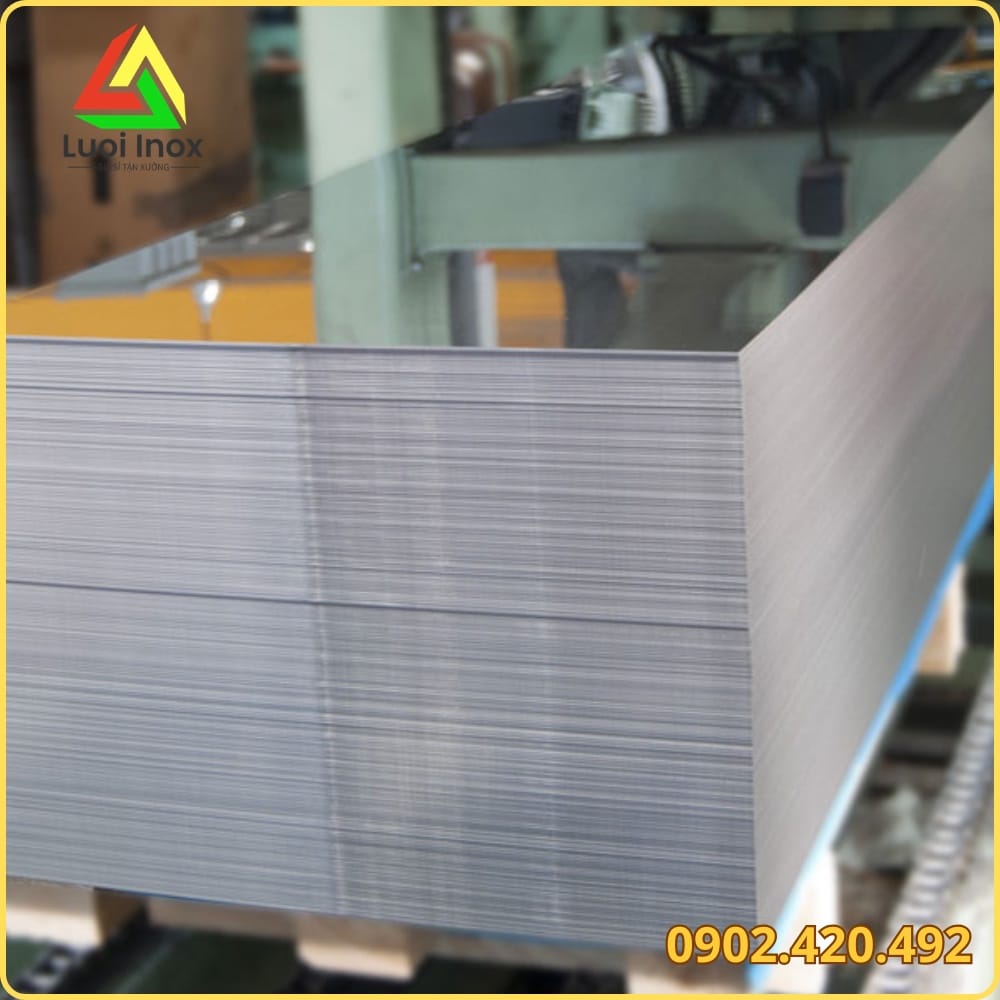 Bảng quy cách tôn inox phẳng thể hiện khổ rộng, chiều dài, độ dày và mác inox phổ biến