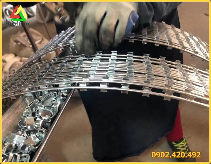 Các bước dựng cọc, căng dây và nghiệm thu khi thi công hàng rào thép gai