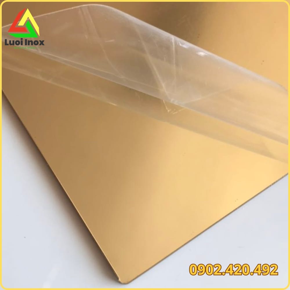 Bề mặt tấm inox vàng gương phản chiếu ánh sáng, khác vân kẻ của vàng sọc