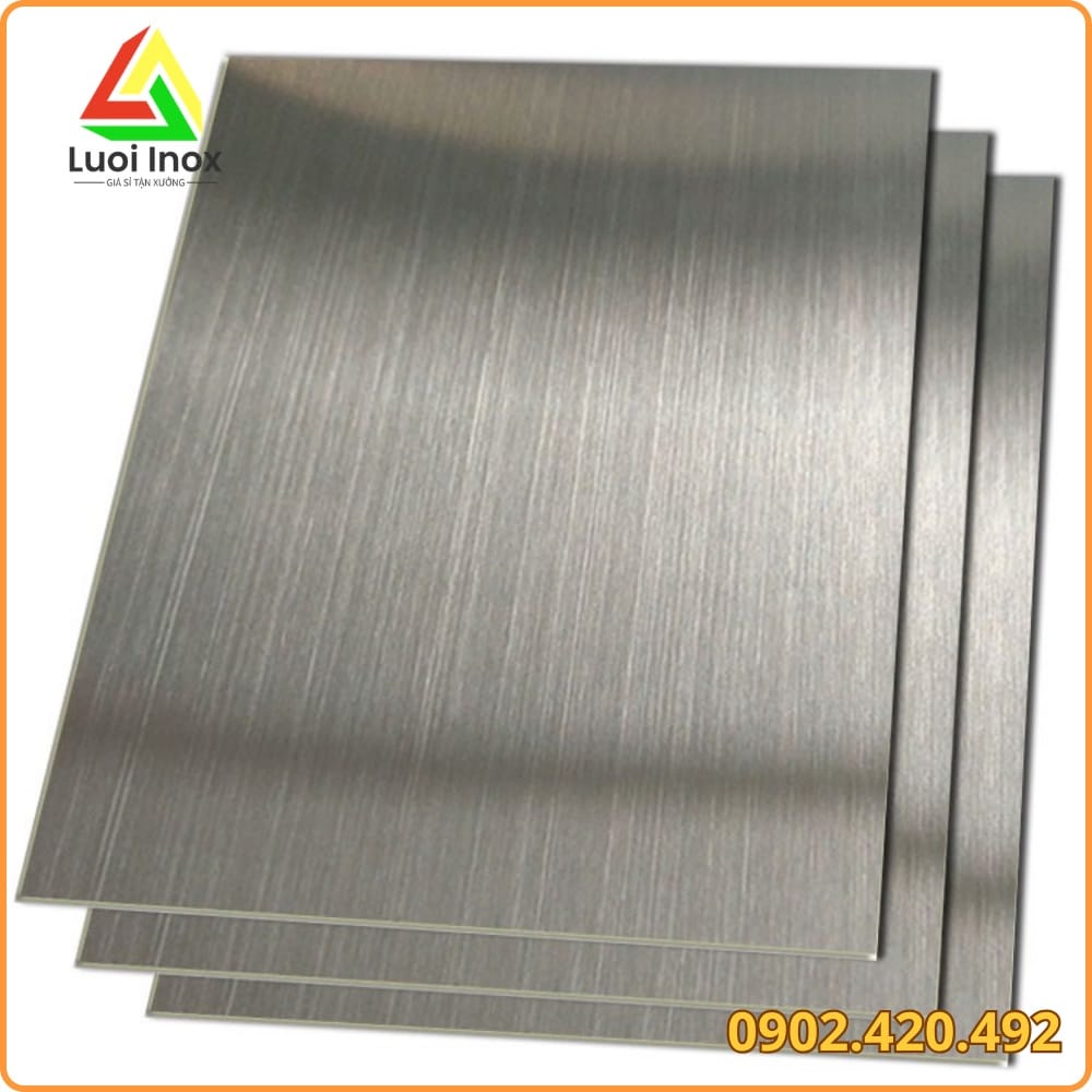 Bề mặt tấm inox xước HL hairline với vân sọc mảnh đều so với bề mặt 2B