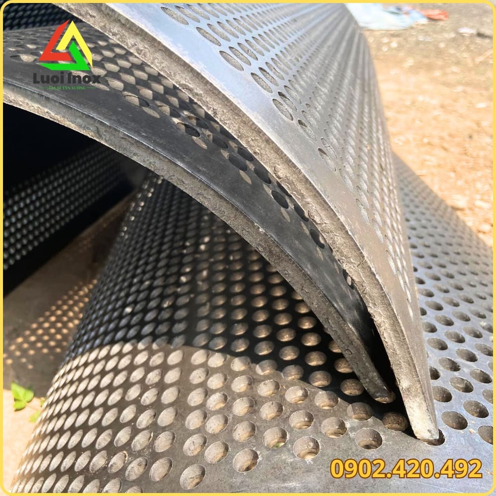 Tấm thép mạ kẽm đục lỗ tròn khổ lớn xếp chồng minh họa khái niệm thép đột lỗ
