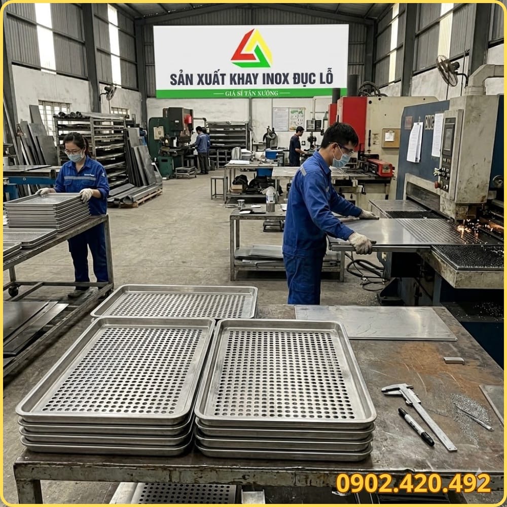 Khay đục lỗ để ráo rau củ hải sản, dùng trong tủ hấp bếp nhà hàng khách sạn