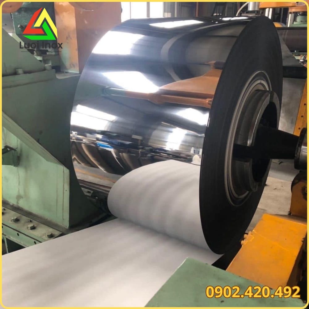 Tấm tôn inox phẳng đang gia công cắt laser để làm chi tiết máy và bồn bể công nghiệp