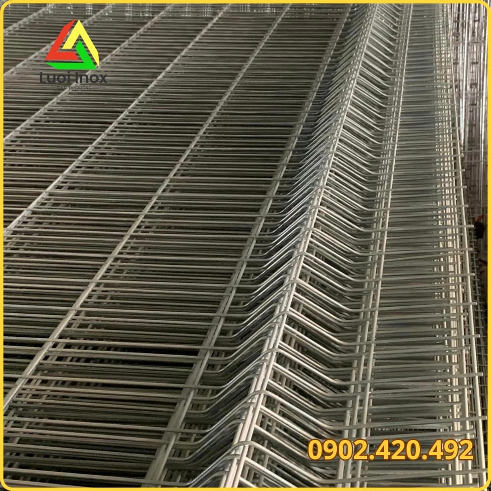 Hàng rào chấn sóng lắp thực tế quanh khu công nghiệp thể hiện độ thẳng chống võng