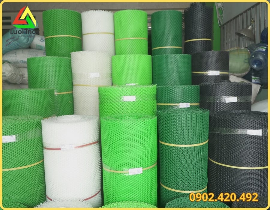Cận cảnh ô lưới mắt cáo hở giúp chuồng gà thoáng khí, thoát phân dễ dàng