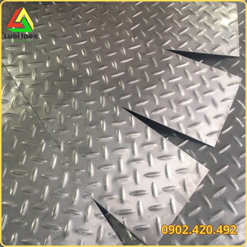 Bề mặt tấm inox dập gân hoa văn lá liễu tạo điểm tiếp xúc chống trơn trượt